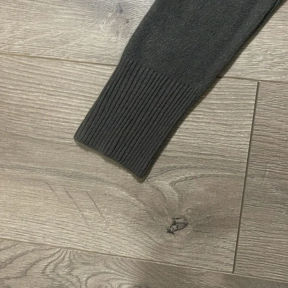 NWTG Lilac Bloom Buttoned women's long sleeve sweater, Size M - Picture 3 of 9